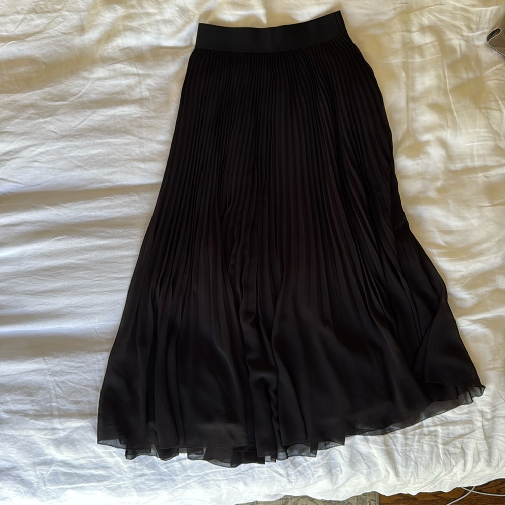 Wilfred (Aritzia) pleated black skirt, size medium